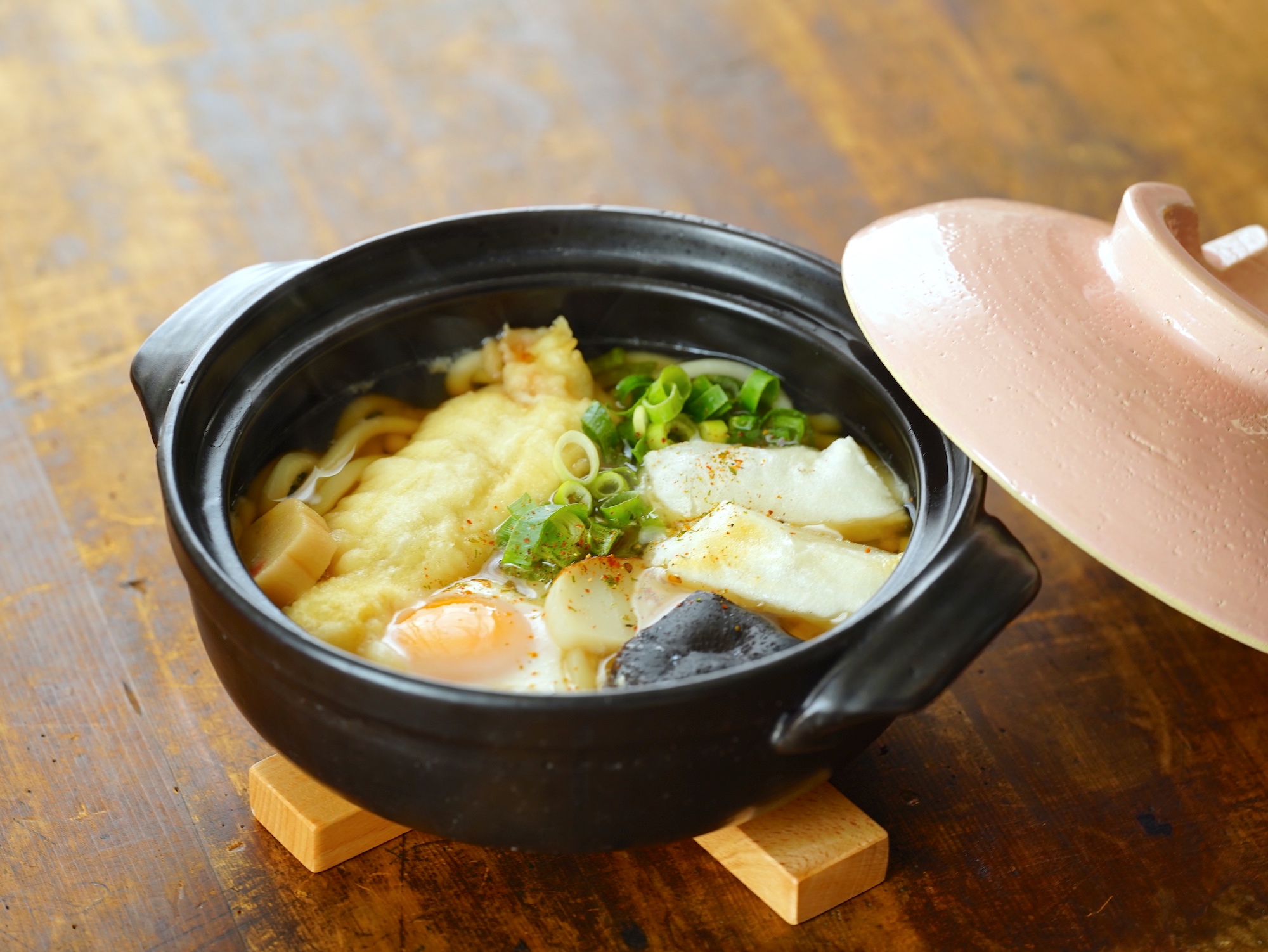 お取り寄せならおうちで楽しめる。京うどんの「冨美家鍋」