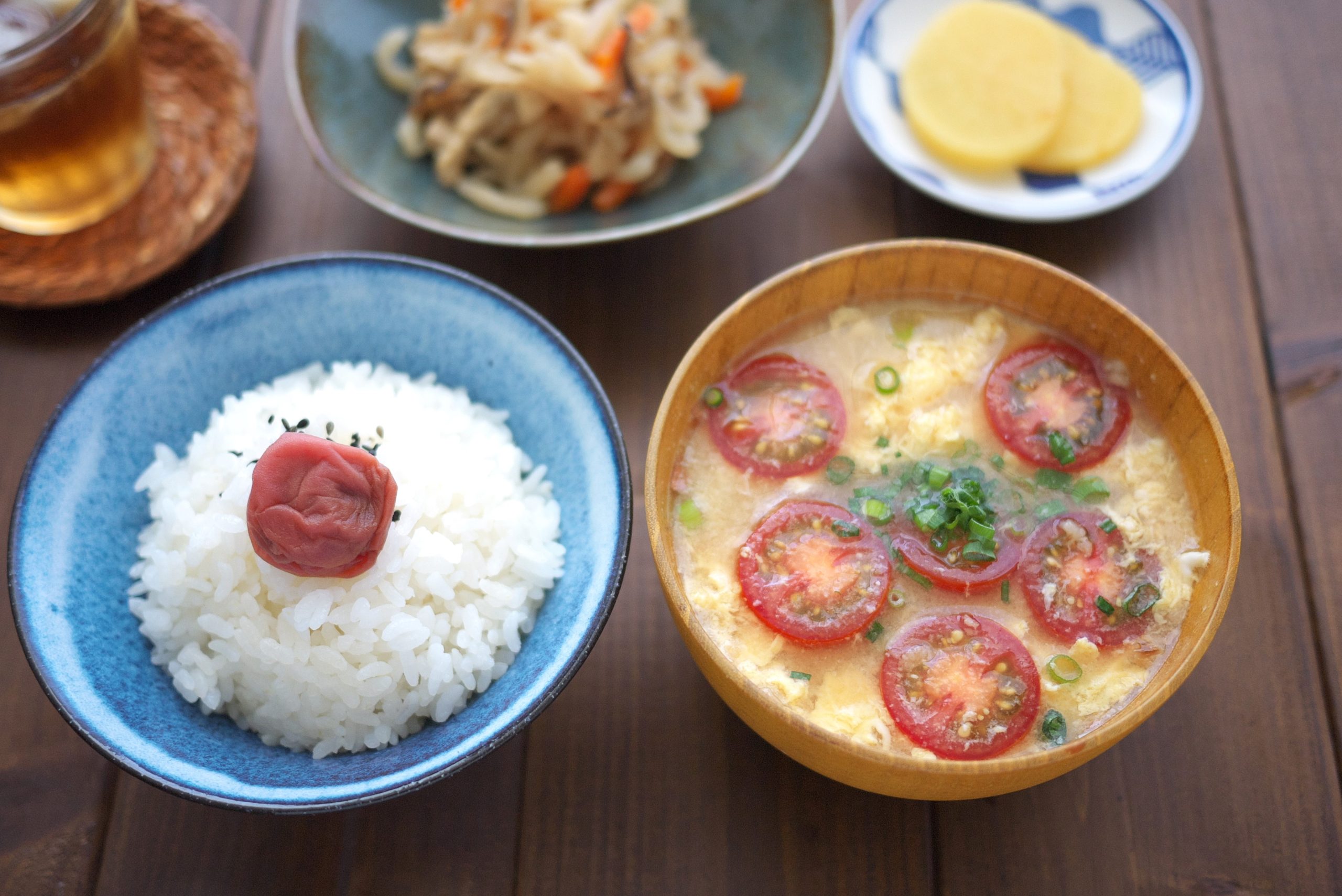 食欲がない朝でも食べやすい！簡単「ミニトマトの卵味噌汁」