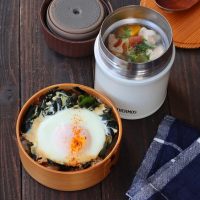 スープジャーで簡単「鶏と秋野菜の塩麹スープ」「わかめの巣ごもり卵ご飯」2品弁当