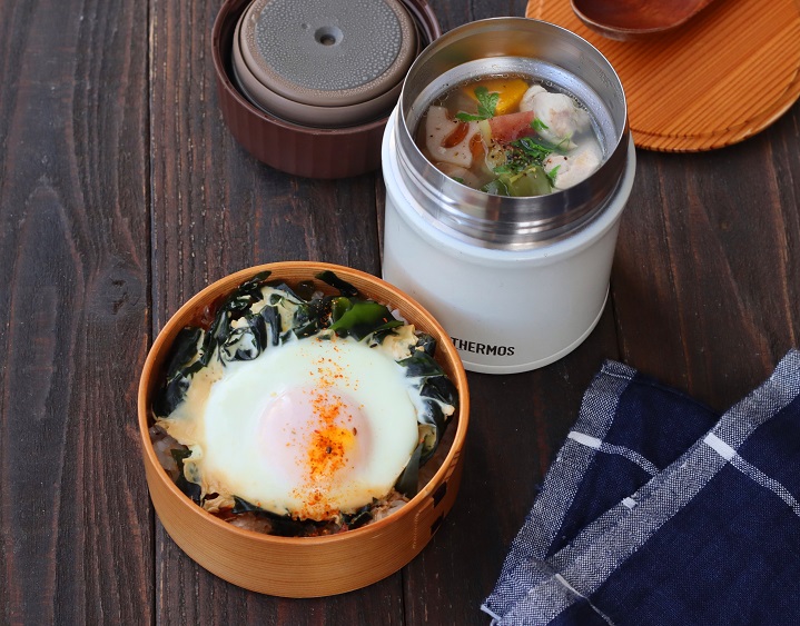 スープジャーで簡単「鶏と秋野菜の塩麹スープ」「わかめの巣ごもり卵ご飯」2品弁当