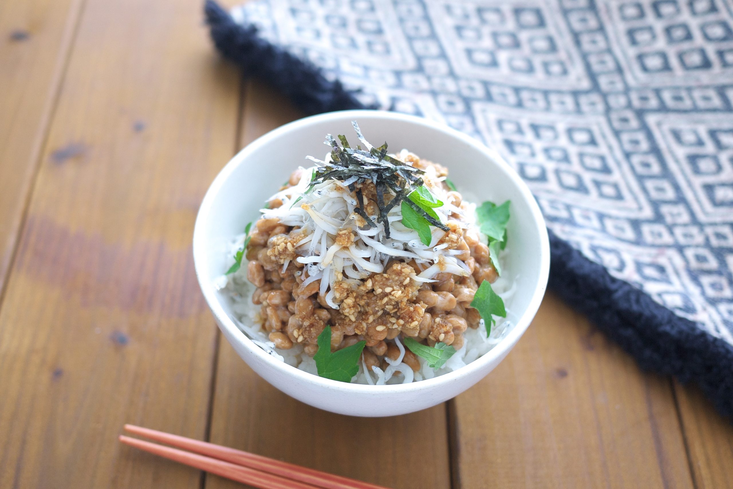 包丁いらずで簡単!ごまだれ味の腸活メニュー「納豆しらすのっけご飯」