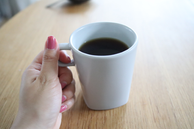 コーヒーを持つ女性の手