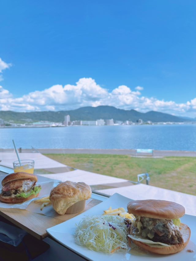 琵琶湖と並んだ朝食プレート