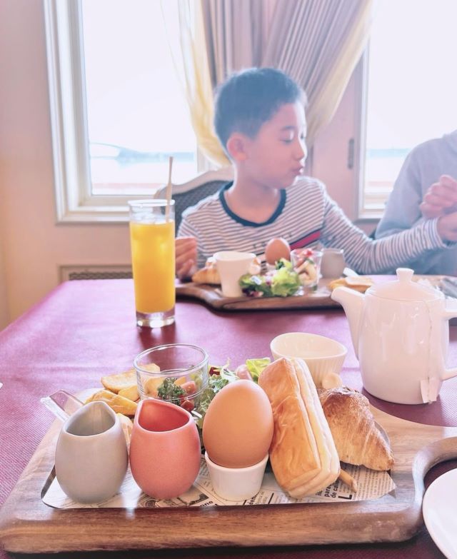 朝食プレートと男の子