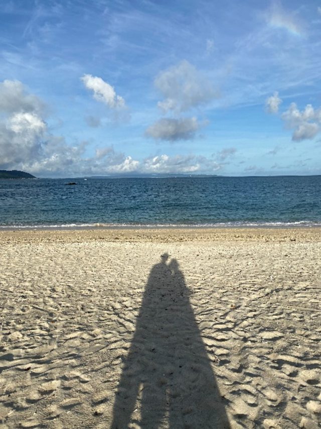 浜辺に映る二人の影