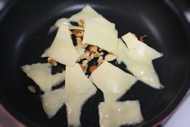 フライパンでチーズを溶かす