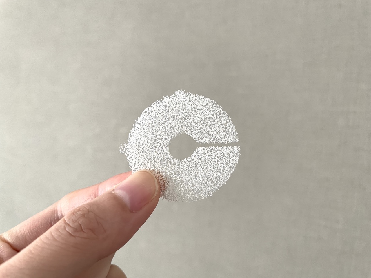 髪の毛やゴミをキャッチ！掃除が楽になる「ダイソー 排水口スポンジ」