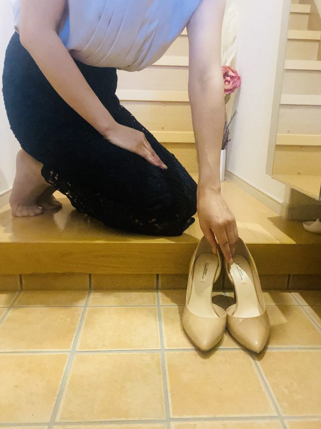 靴を揃える女性