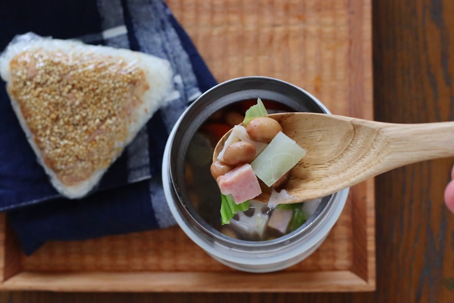 節分の残りで簡単！「炒り大豆と野菜のスープ」「ツナ味噌おにぎり」2品弁当