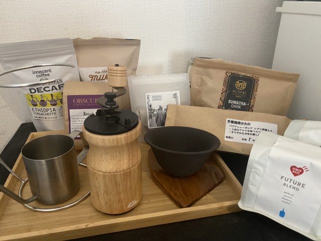 コーヒーを淹れる道具と数種類のコーヒー