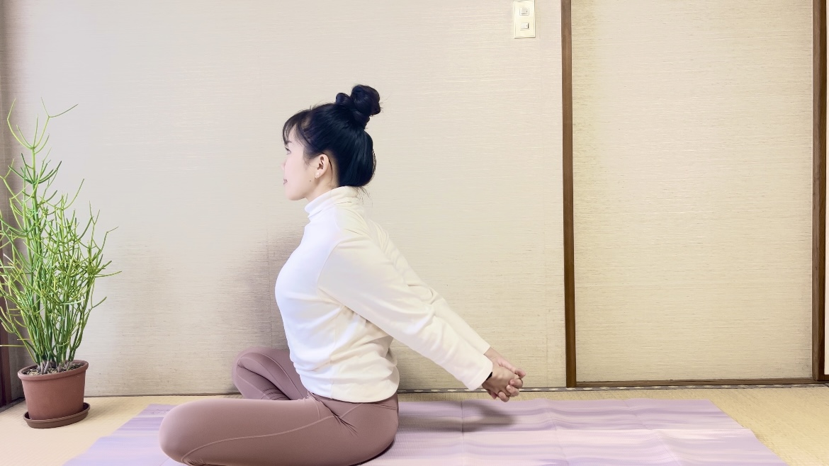 鎖骨ラインを美しく！首・肩・背中をほぐすピラティスストレッチ