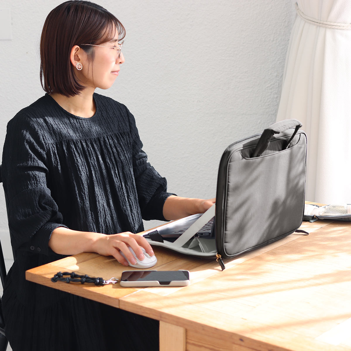 テレワークの味方!背筋がしゃんとする「bon moment 女性のためのPCケース」
