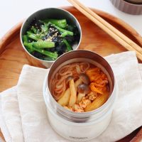 スープジャーで簡単ダイエット！「豚とキムチのしらたきラーメン」「小松菜ナムル」2品弁当