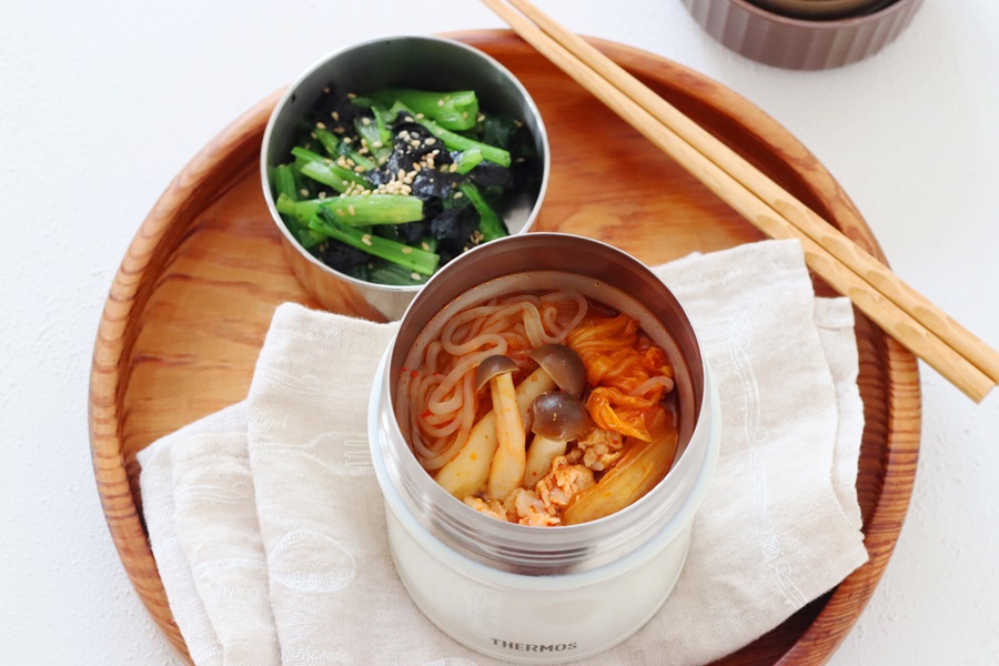 スープジャーで簡単ダイエット！「豚とキムチのしらたきラーメン」「小松菜ナムル」2品弁当