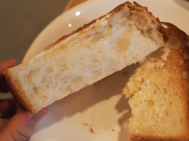 初台 ART HOTELS SHIBUYA モーニングセット トーストにバターを塗る