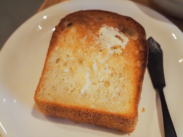 初台 ART HOTELS SHIBUYA モーニングセット トーストにバターを塗る