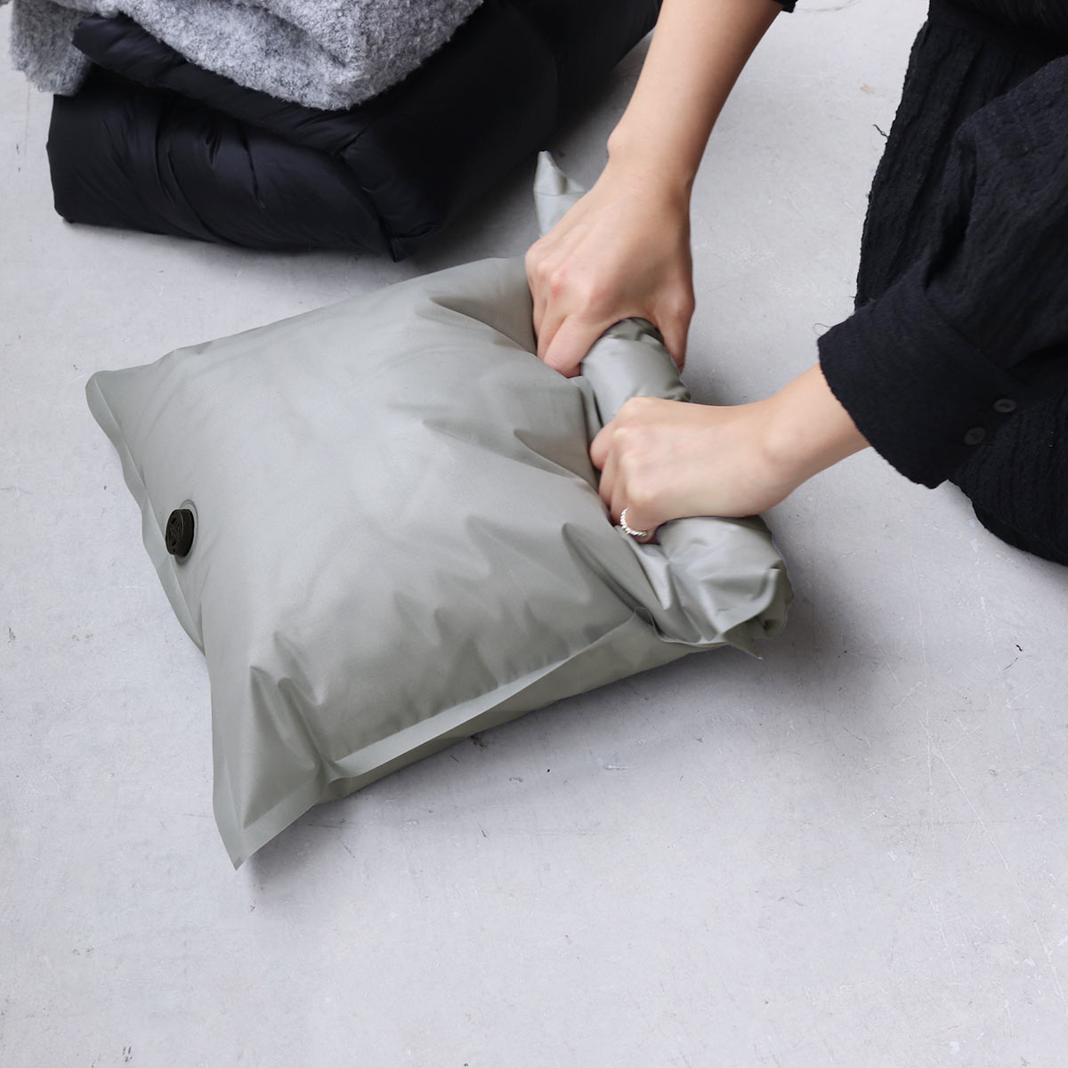 かさばる荷物が掃除機なしでペタンコに!「bon moment 衣類圧縮袋」