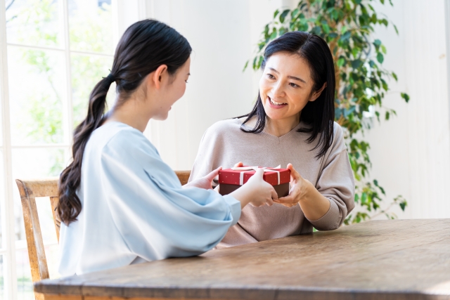 お召し上がりくださいは間違い？「食べてください」の敬語表現 - 朝時間.jp