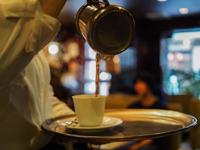 上野 珈琲 王城 注がれるホットコーヒー