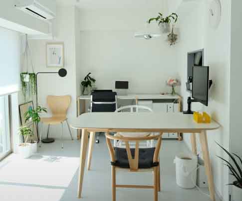 置くだけDIYで垢抜け！おしゃれな「フロアタイル」のお部屋3選