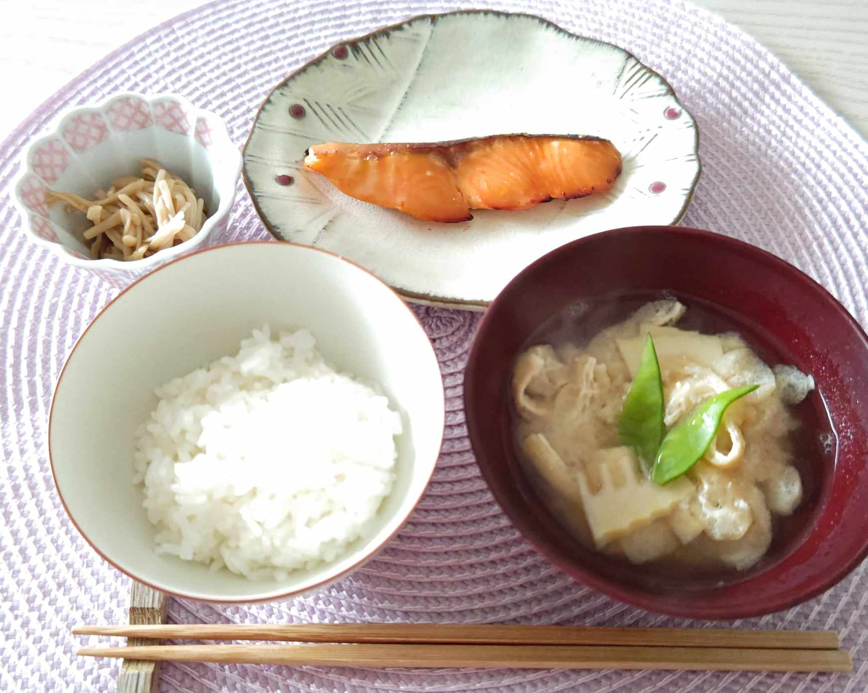 和朝食の定番!朝が待ち遠しくなる「焼き鮭」アレンジレシピ2つ