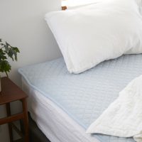 夏のエアコン代を寝具で節約！「涼しく眠れるアイテム」4選