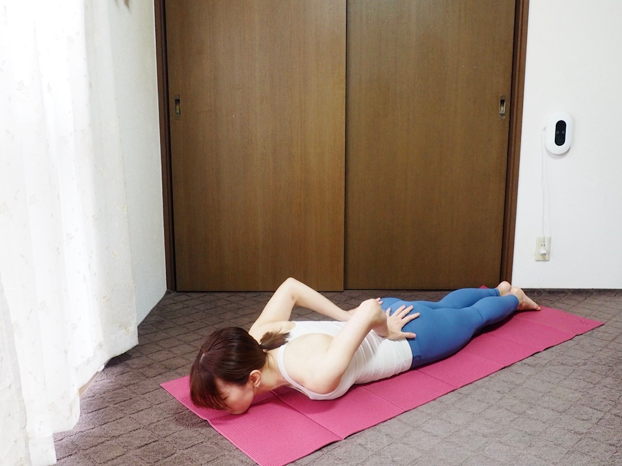 股関節まわりをほぐす！【朝3分】ベッドの上でできる「寝ながら」ストレッチ