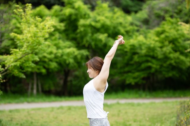 公園でストレッチをする女性