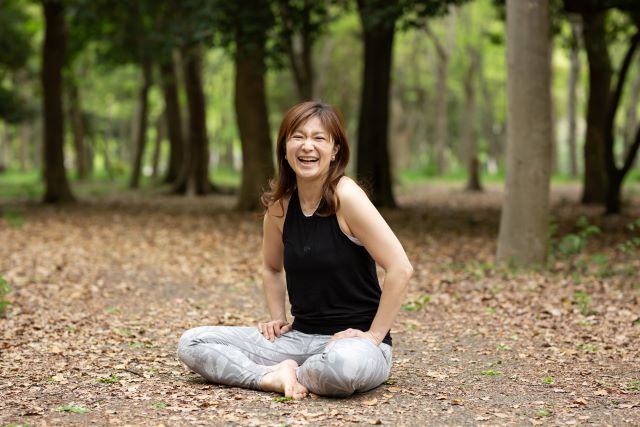 公園でヨガをする女性