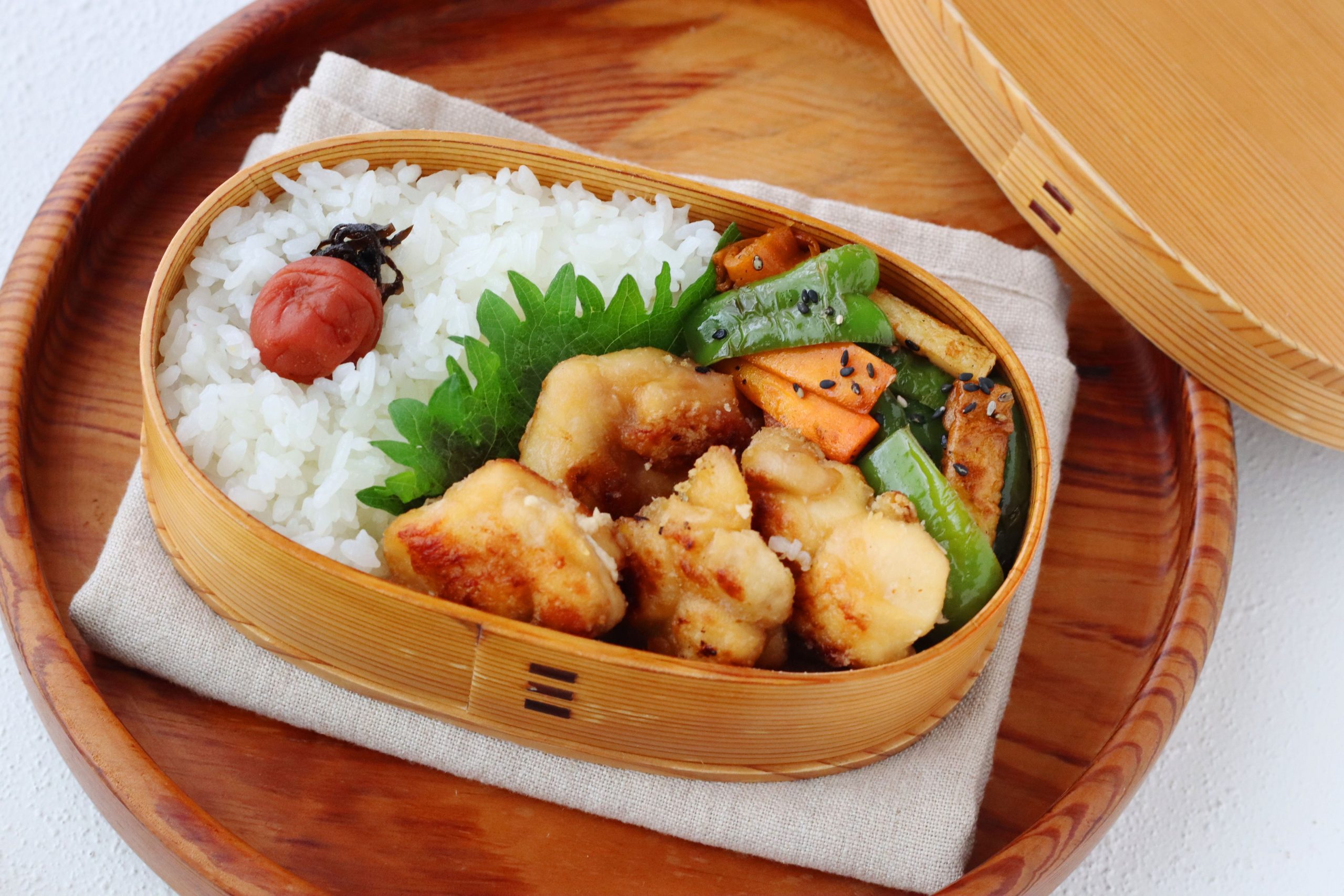 大さじ1の油で簡単！「揚げない鶏マヨ唐揚げ」「ちくわと野菜のキンピラ」2品弁当