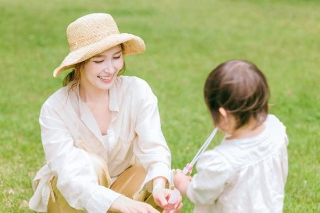 子供と向き合う女性