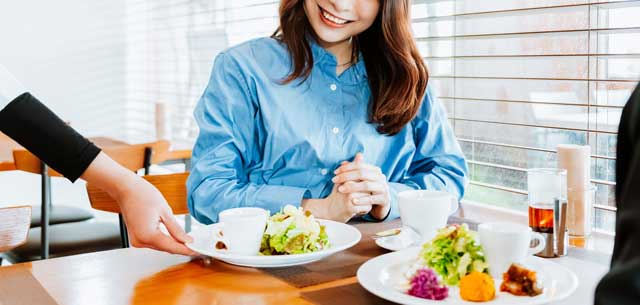 外食　女性