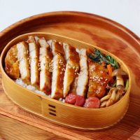 焼肉のたれで楽ちん！「ポークステーキ」「小松菜としめじの炒め煮」2品弁当