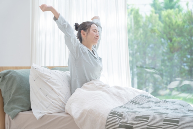 朝目覚めた女性