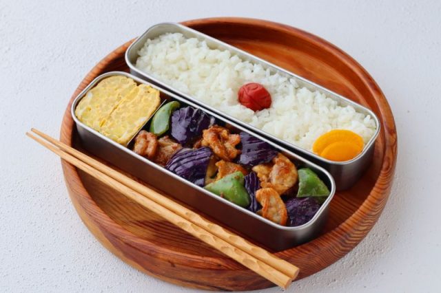 「なすと豚肉の味噌炒め」「じゃがバター卵焼き」2品弁当