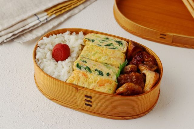 「豚こまとエリンギの照り焼き」「カニカマとチンゲン菜の卵焼き」2品弁当