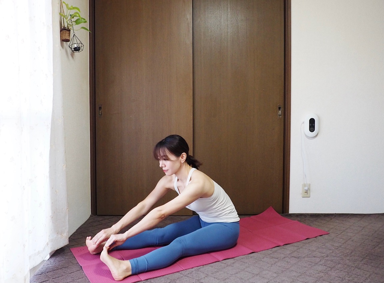 【むくみセルフチェック付き】座ったまま20回「足首」のくびれを取り戻すストレッチ