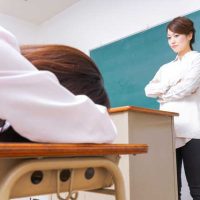 英語「scolded by the teacher」の意味って？