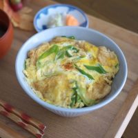 忙しい朝におすすめ！簡単＆栄養満点「卵×丼」レシピ3選