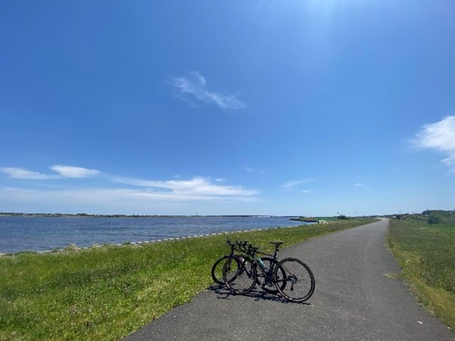 川沿いに置かれた自転車