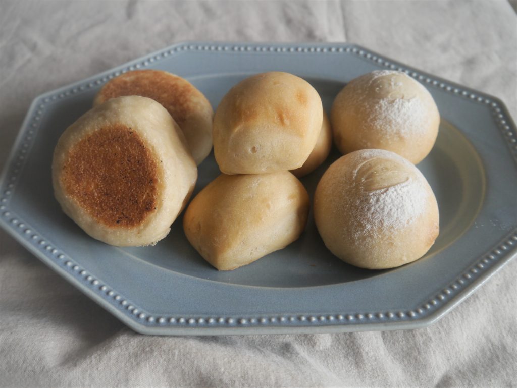 少ない手間で焼きたてが味わえる！簡単「こねないパン」レシピ3選