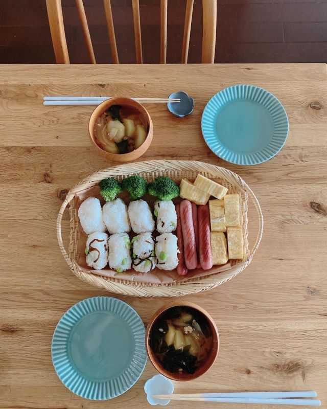 かごに盛り付けた朝ごはん