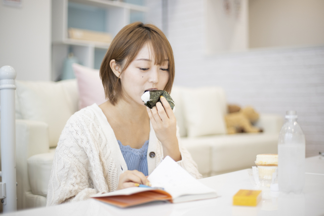 食べる女性