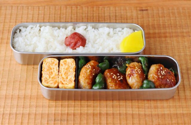 「豚つくねピーマン」「にんじん卵焼き」2品弁当