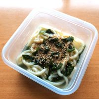 忙しい朝向き！レンジと容器で簡単「冷凍うどん」レシピ2つ