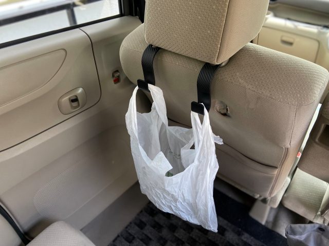 車のヘッドレストにフックかけてゴミ箱