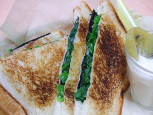 ほうれん草と海苔のホットサンド