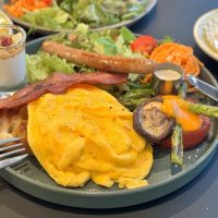 【北堀江】行列必須！海外で朝食気分を味わえる「MAZE cafe」のプレートモーニング