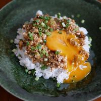 忙しい朝にぴったり！簡単で栄養満点「朝丼」レシピ3選