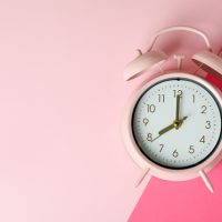 「8時に起きなきゃ」を英語で言うと？